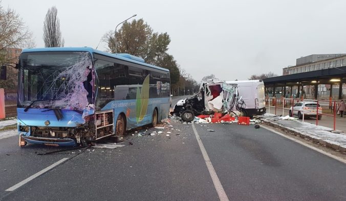 V Partizánskom došlo k vážnej nehode autobusu a dodávky, vodič bojuje o život v nemocnici (foto)