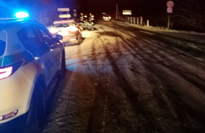 Za obcou Pribylina zrazilo auto 64-ročného chodca, muž na mieste zraneniam podľahol