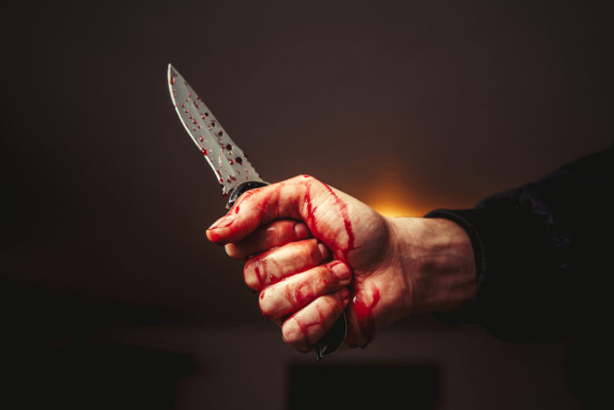 Na rodinnej oslave bodli muža nožom do brucha, obvinili troch útočníkov