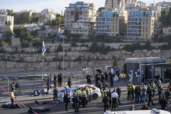 Dvaja muži strieľali na autobusovej zastávke v Jeruzaleme, zabili najmenej troch ľudí (video)