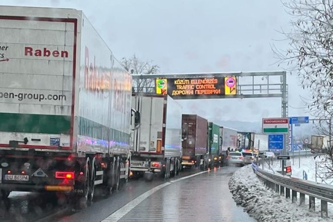 Na hraničných priechodoch Záhon a Slovenské Nové Mesto sa pre obmedzenia na maďarskej strane tvoria kolóny kamiónov