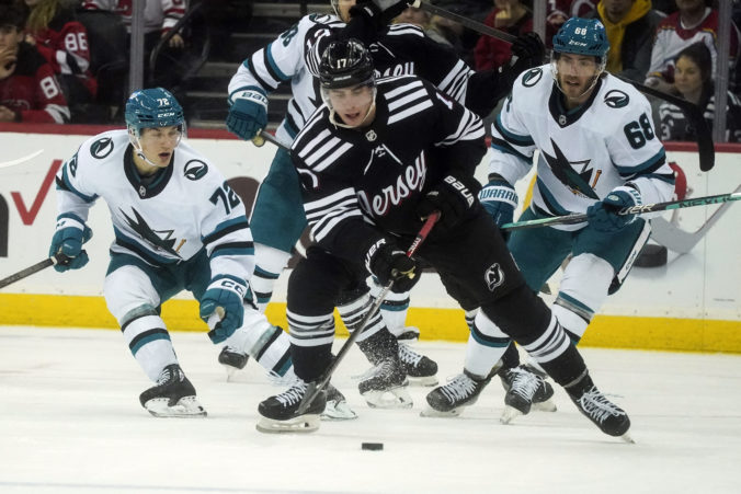 Nemec má za sebou rekordný debut v NHL s dvomi asistenciami, New Jersey Devils však aj tak prehrali (video)