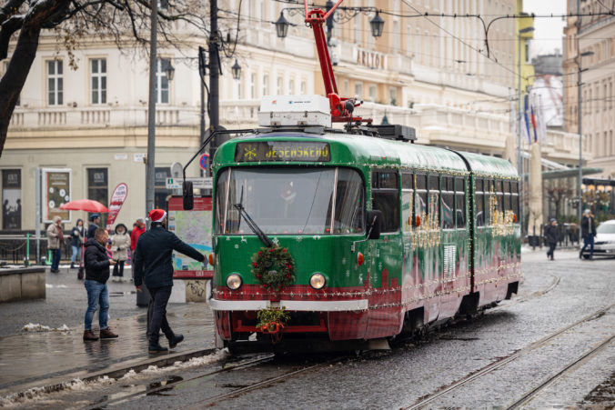 Do ulíc Bratislavy vyrazila Vianočná električka aj smetiarske auto, Bratislavčanov poteší bezplatná jazda (foto)
