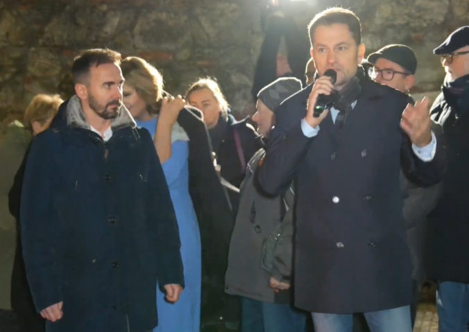 Na opozičnom proteste pred parlamentom sa zišli desiatky ľudí, Matovič vystúpil s príhovorom (video)