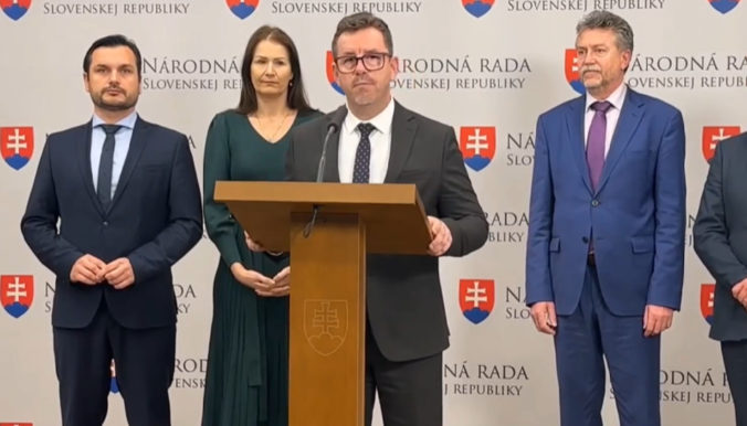 Pod rúškom vytvorenia nového ministerstva sa schyľuje k vládnemu podvodu, tvrdí Šmilňák (video)