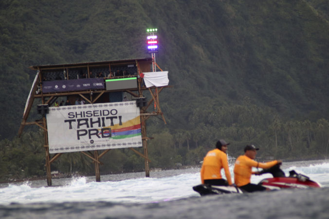 Výstavbu surferského areálu na Tahiti pre OH 2024 po poškodení koralov pozastavili