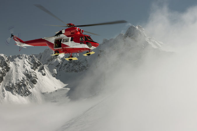 Horskí záchranári ratovali skialpinistu po spustení lavíny, zranený bol transportovaný vrtuľníkom do nemocnice (foto)