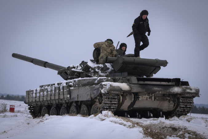 Rusi neprestajne útočia na východe Ukrajiny, podľa veliteľa pozemských síl Syrského je situácia mimoriadne náročná