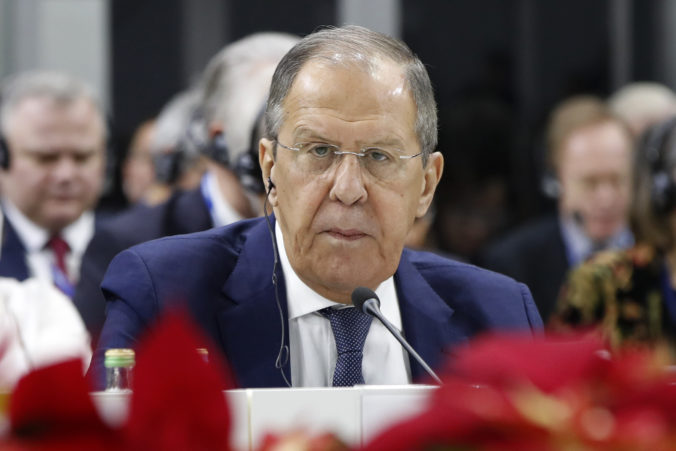 Západ proti Moskve vedie „hybridnú vojnu“, tvrdí Lavrov a Rusko sa vraj vďaka konfliktu stalo silnejším