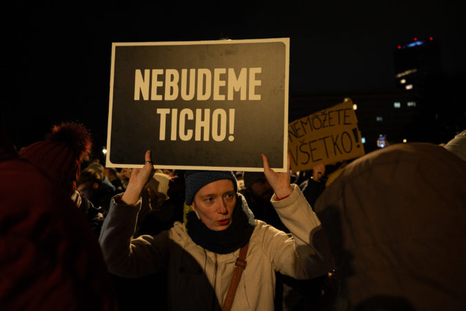 Opozícia vyzvala verejnosť, aby sa opäť zúčastnila na protestoch v Bratislave a ďalších mestách. Vystúpi aj biskup Bezák