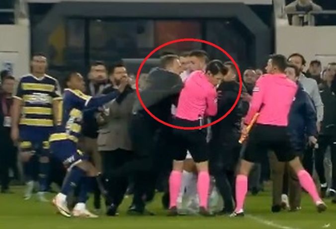 Šokujúci a nechutný incident v Turecku: Prezident klubu na ihrisku knokautoval rozhodcu a potom do neho kopal (video)