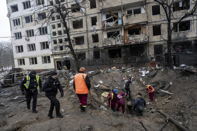Rusko namierilo na Kyjev rakety aj drony. Ukrajina hlási vyše päťdesiat zranených vrátane detí