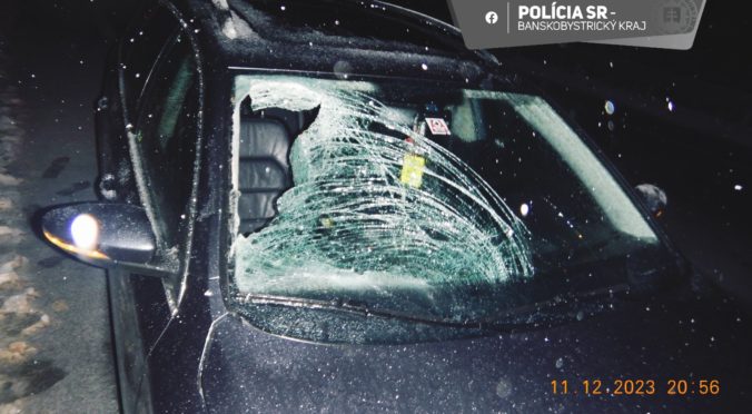 Tragická nehoda pri Brezne. Chodca zachytilo protiidúce auto (foto)
