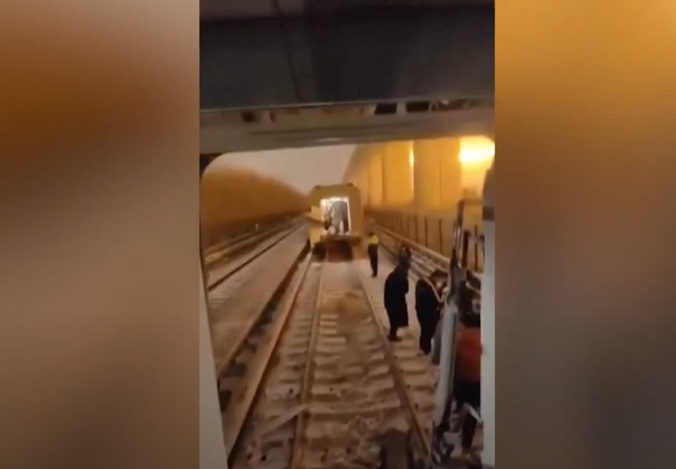 V Pekingu sa zrazili dve súpravy metra, v nemocnici skončilo vyše 500 ľudí (video)