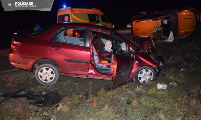 Večerná zrážka dvoch áut si vyžiadala ľudský život, 55-ročná vodička nemala šancu prežiť (foto)