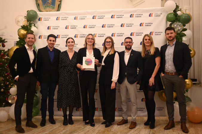 Firemná výzva za zlepšenie právneho postavenia LGBTI+ ľudí na Slovensku získala Cenu Inakosti