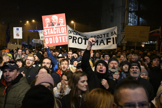 Ľudia vyšli do ulíc aj pred Vianocami, proti Ficovej vláde sa protestuje v jedenástich mestách Slovenska (video+foto)