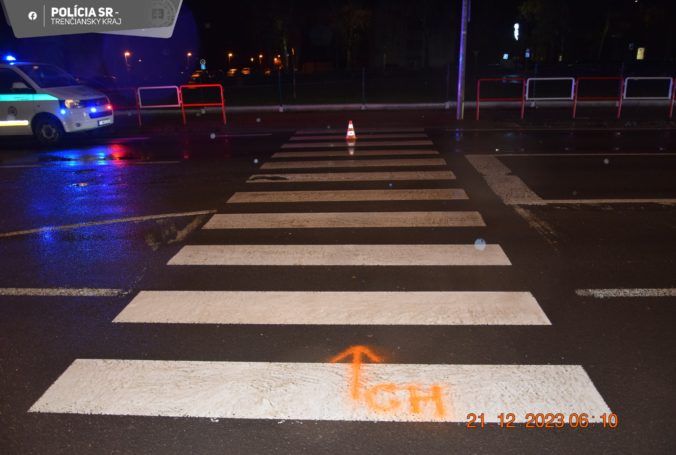 Dôchodkyňu v Dubnici nad Váhom zrazilo na priechode pre chodcov neznáme vozidlo, polícia hľadá svedkov nehody (foto)