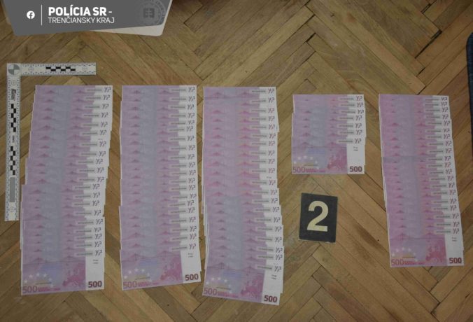 Muž si na účet vložil falzifikáty bankoviek, hrozí mu viac ako desaťročné väzenie (foto)
