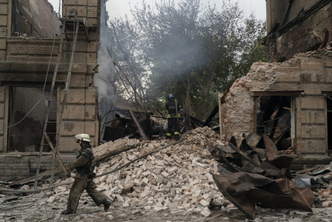 Ruské bombardovanie mesta Nikopoľ zabilo civilistky, 86-ročného muža našli v troskách