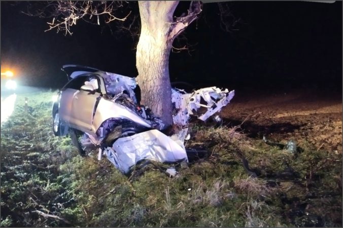 Mladý vodič neprežil náraz do stromu, podľa polície sa zrejme plne nevenoval šoférovaniu