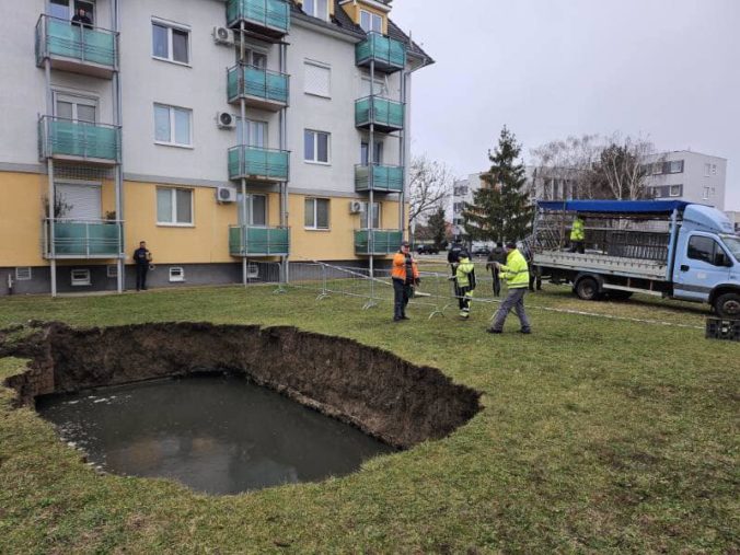 Na sídlisku Zornička v Galante sa prepadla pôda len kúsok od obytných domov, jama môže byť pozostatkom starej žumpy (foto)