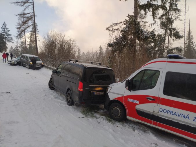 Snehové záveje zapríčinili uzavretie ciest v okrese Poprad, SHMÚ vydal pre postihnuté obce výstrahu prvého stupňa