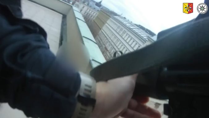 Streľba v Prahe očami zasahujúcich policajtov, z autentických záberov z ich kamier mrazí (video)