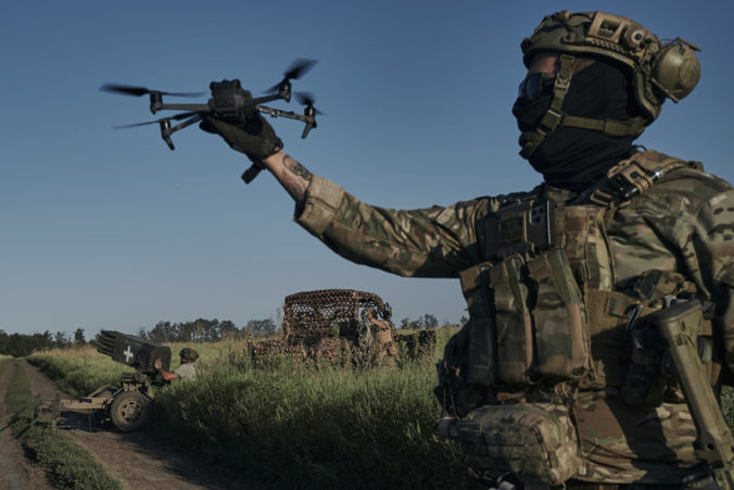 Ukrajinské drony zasiahli svoj cieľ v Rusku, jeho poloha je však neznáma