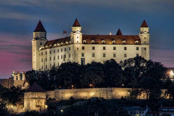Bratislavský hrad bude nasvietený na znak úcty obetiam streľby v Prahe, pred budovou Národnej rady je už vztýčená čierna vlajka (foto)