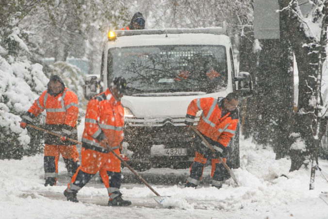 Meteorológovia vydali výstrahy druhého stupňa pred snehom v Bratislavskom okrese, platia aj pre ďalšie oblasti