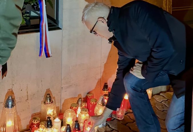 Obete tragickej streľby v Prahe si uctil aj Ivan Korčok, zapálil sviečku pred Veľvyslanectvom Českej republiky v Bratislave