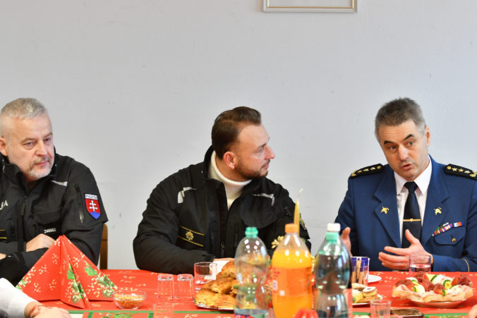 Minister Šutaj Eštok na Štedrý deň navštívil službukonajúcich policajtov a hasičov, odniesol si aj suveníry (video+foto)