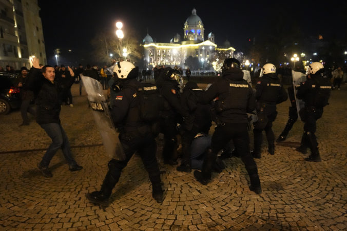 Srbská polícia zatkla desiatky demonštrantov, použiť museli aj slzotvorný plyn a obušky (foto)