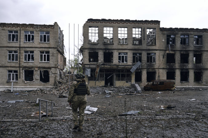 Rusi strácajú pri Avdijivke denne tristo až štyristo vojakov, podľa Ukrajincov nateraz obkľúčenie nehrozí