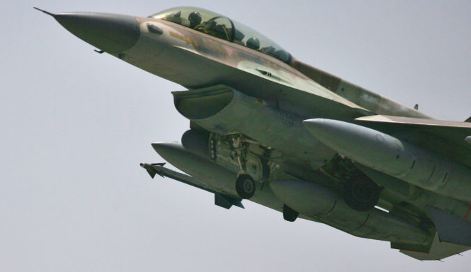 Šesť ukrajinských pilotov už ukončilo v Británii základný výcvik pre lietanie na stíhačkách F-16