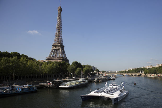 Eiffelovu vežu zatvorili pre štrajk zamestnancov, dôvodom je sté výročie smrti jej konštruktéra Gustava Eiffela