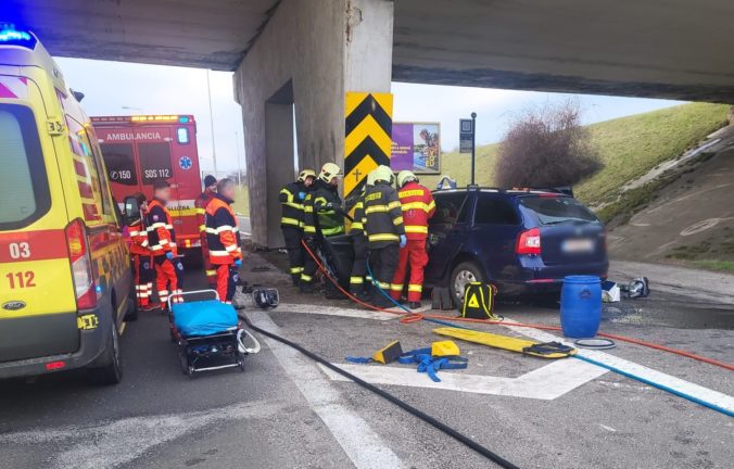 Auto narazilo v Bratislave do nadjazdu, vodič nehodu neprežil (foto)