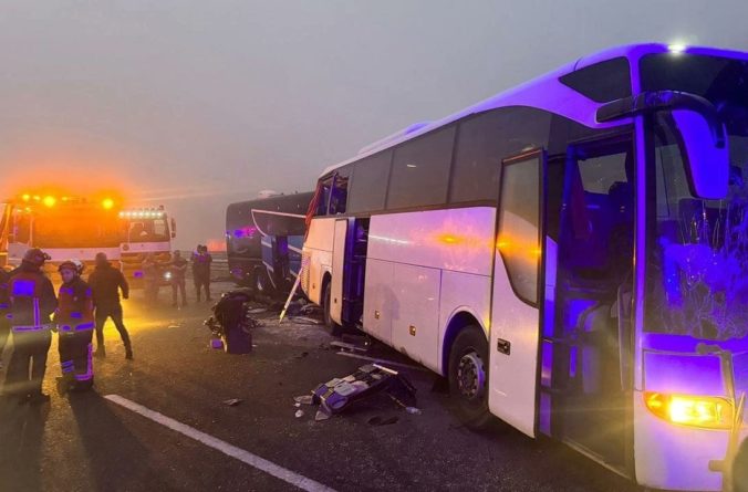 Hromadná nehoda na tureckej diaľnici si vyžiadala životy najmenej desiatich ľudí, ďalších 57 je zranených (video+foto)