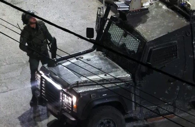 Izraelskí vojaci zatkli 21 Palestínčanov na západnom brehu Jordánu, údajne pomáhali financovať Hamas (video)