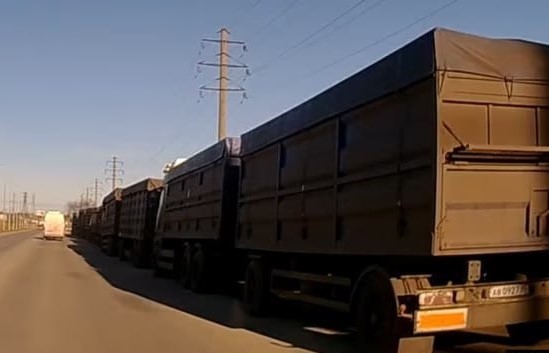Po útoku Kyjeva na Krym odišiel z prístavu Feodosija ruský konvoj kamiónov s obilím, má namierené do mesta Kerč