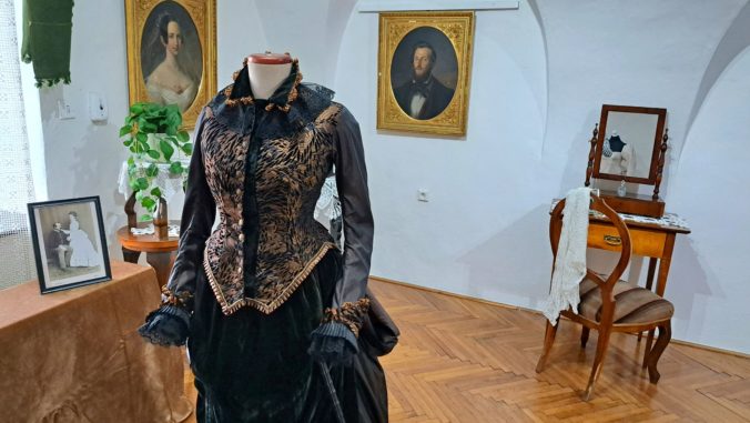 Módu 19. storočia je možné nájsť aj v Kežmarku, preneste sa s nami medzi módne vychytávky (video+foto)