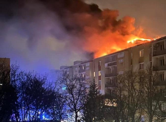 Počas osláv príchodu Nového roku v Bratislave horeli kontajnery aj bytový dom (foto)