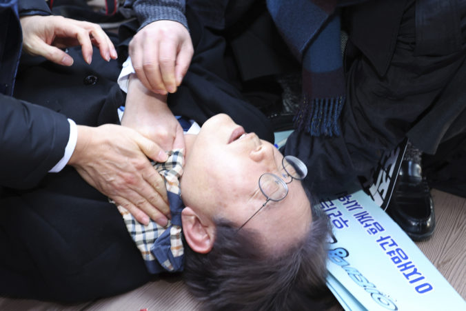Lídra juhokórejskej opozície sa pokúsili zabiť, neznámy páchateľ ho bodol do krku