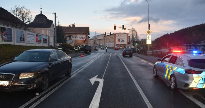 Opitý vodič so zákazom šoférovania spôsobil v Kežmarku nehodu, spôsobená škoda je vyše 7-tisíc eur (foto)