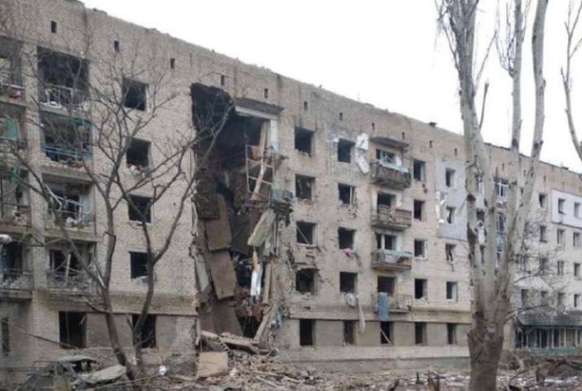 Rusi zaútočili na Orichiv riadenými bombami, zasiahli obytnú budovu