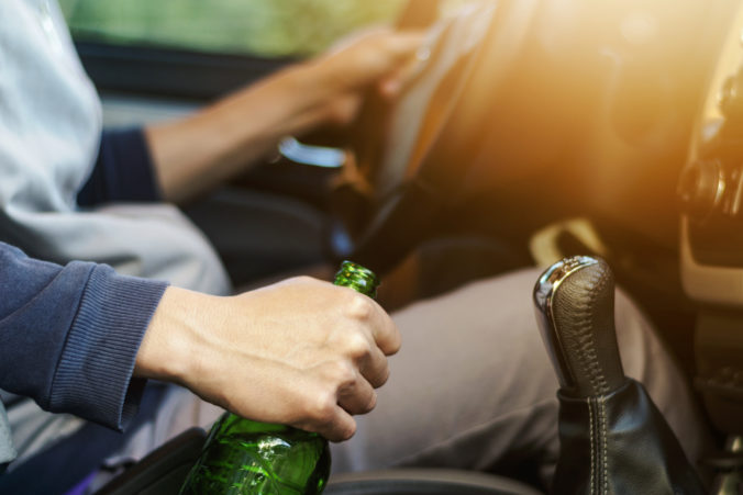 Alkoholom podgurážení vodiči pribúdajú, v Senci aj Piešťanoch namerali mužom vyše troch promile (video)
