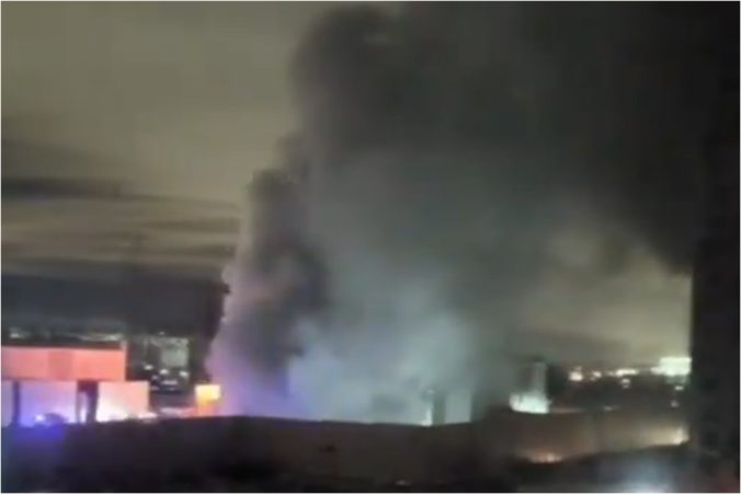 Požiar rozvodne elektriny spôsobil v Moskve výpadky prúdu a tepla (video)