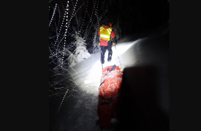 Horskí záchranári išli na pomoc sánkarovi, ktorý narazil do prekážky (foto)