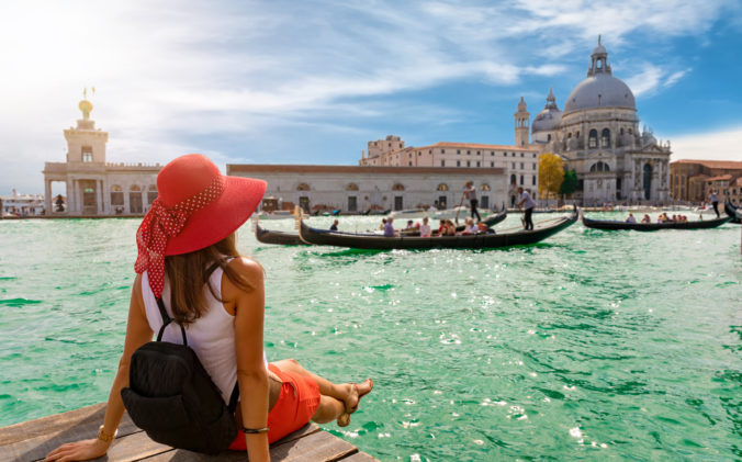 Čoraz viac Benátčanov chce opustiť Benátky, mesto sa preto rozhodlo zakročiť proti masovému turizmu